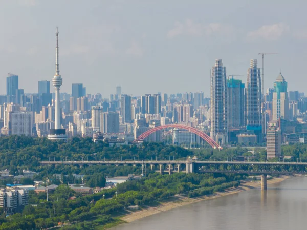 武汉长江流域和汉江两岸的城市地标天际线风景 — 图库照片