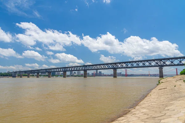 Wuhan Yangtze nehri ve Han nehri şehrin dört kıyısı üzerinde.