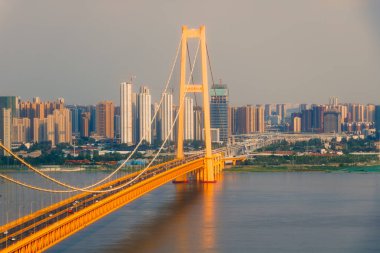 Wuhan Yangsigang Yangtze Nehri Köprüsü manzarası