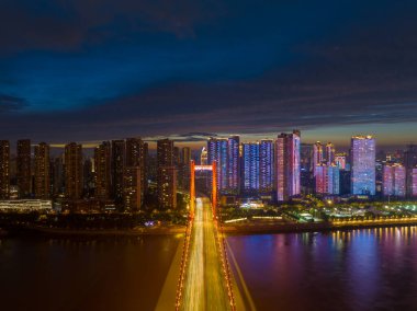 Wuhan YingWuzhou Yangtze Nehri Köprüsü Manzarası