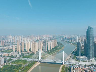 Wuhan Yuehu Han Nehri Köprüsü manzarası