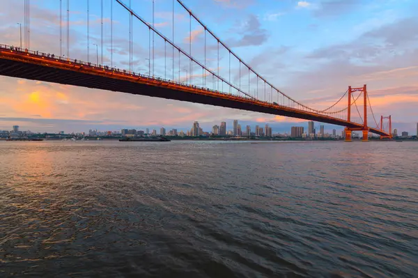 Wuhan YingWuzhou Yangtze Nehri Köprüsü Manzarası
