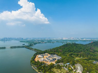 Wuhan Doğu Gölü Sahne Bölgesi 'nin doğal yaz manzarası