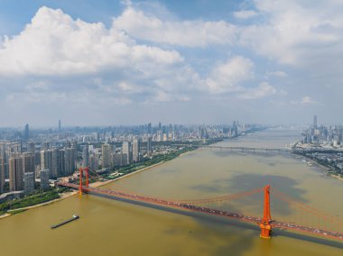 Wuhan Nehri Sahili ve Yangtze Nehri Köprüsü manzarası
