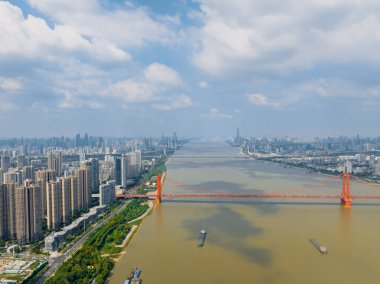 Wuhan Nehri Sahili ve Yangtze Nehri Köprüsü manzarası