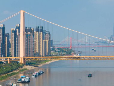 Wuhan Nehri Sahili ve Yangtze Nehri Köprüsü manzarası