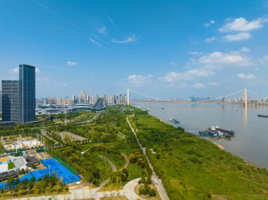 Wuhan Nehri Sahili ve Yangtze Nehri Köprüsü manzarası
