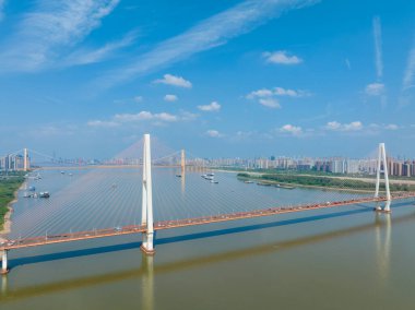 Wuhan Nehri Sahili ve Yangtze Nehri Köprüsü manzarası