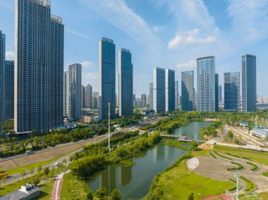Wuhan Nehri Sahili ve Yangtze Nehri Köprüsü manzarası