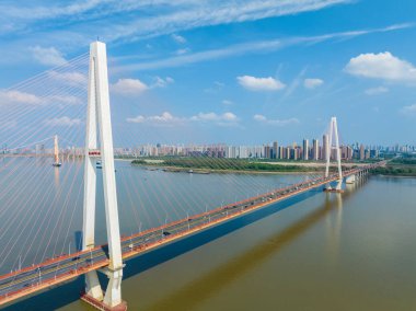 Wuhan Nehri Sahili ve Yangtze Nehri Köprüsü manzarası