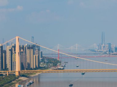 Wuhan Nehri Sahili ve Yangtze Nehri Köprüsü manzarası