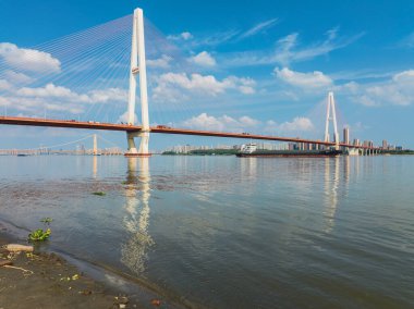 Wuhan Nehri Sahili ve Yangtze Nehri Köprüsü manzarası