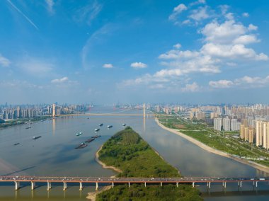 Wuhan Nehri Sahili ve Yangtze Nehri Köprüsü manzarası