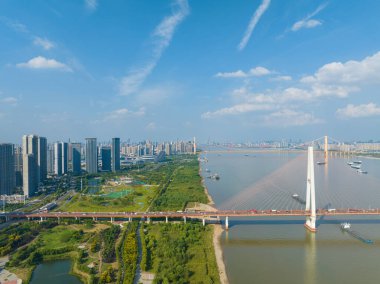 Wuhan Nehri Sahili ve Yangtze Nehri Köprüsü manzarası
