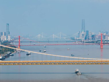 Wuhan Nehri Sahili ve Yangtze Nehri Köprüsü manzarası