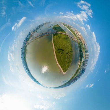 Wuhan Nehri Sahili ve Yangtze Nehri Köprüsü manzarası