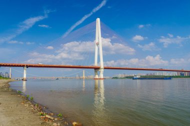 Wuhan Nehri Sahili ve Yangtze Nehri Köprüsü manzarası