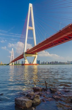 Wuhan Nehri Sahili ve Yangtze Nehri Köprüsü manzarası