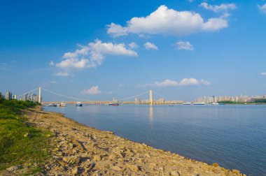 Wuhan Nehri Sahili ve Yangtze Nehri Köprüsü manzarası