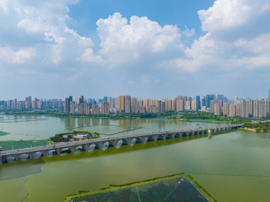 Wuhan Hayvanat Bahçesi ve Mo Shui Gölü Manzarası