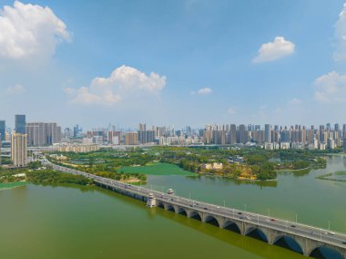 Wuhan Hayvanat Bahçesi ve Mo Shui Gölü Manzarası