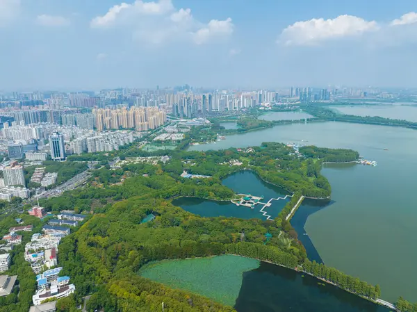 Wuhan Doğu Gölü Sahne Bölgesi 'nin doğal yaz manzarası