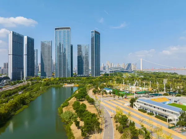 Wuhan Nehri Sahili ve Yangtze Nehri Köprüsü manzarası