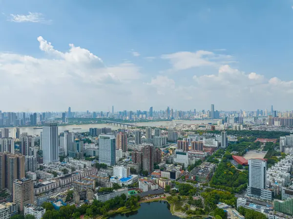 武漢サマーシティランドマークとスカイラインの風景 — ストック写真