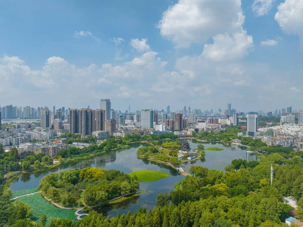 Wuhan Ziyang Gölü Parkı manzarası