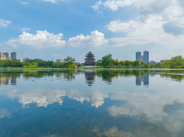 Wuhan Ziyang Gölü Parkı manzarası