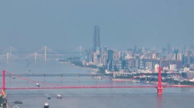 Wuhan Nehri Sahili ve Yangtze Nehri Köprüsü manzarası