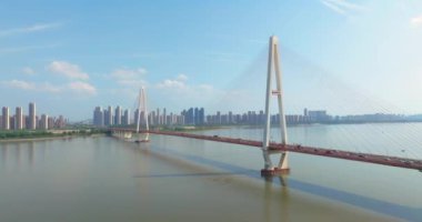 Wuhan Nehri Sahili ve Yangtze Nehri Köprüsü manzarası