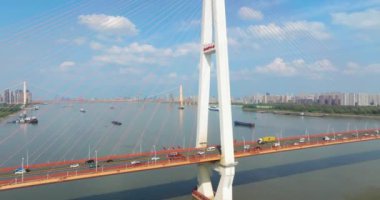 Wuhan Nehri Sahili ve Yangtze Nehri Köprüsü manzarası