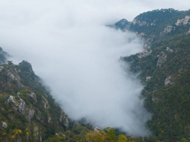 Sonbaharın sonlarında güzel dağ Lu geopark manzaraları, Jiujiang, Jiangxi, Çin