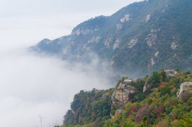 Sonbaharın sonlarında güzel dağ Lu geopark manzaraları, Jiujiang, Jiangxi, Çin