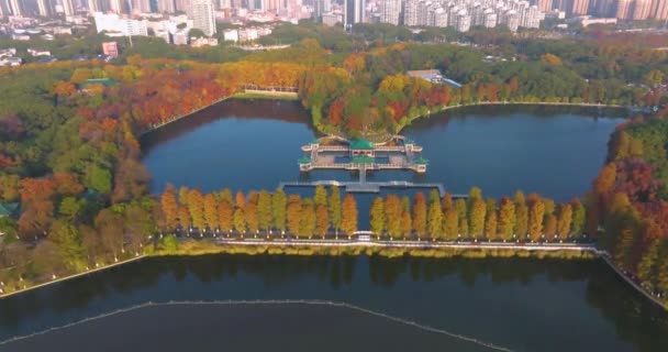 Pemandangan Akhir Musim Gugur Wuhan East Lake Scenic Area — Stok Video