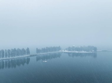 Wuhan Doğu Gölü Sahne Bölgesi 'nin kar manzarası