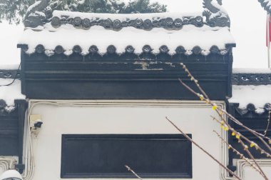 Wuhan 'daki Guiyuan Zen Tapınağı' nın kar manzarası.