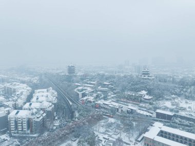 Kar manzaralı Wuhan Sarı Turna Kulesi Parkı