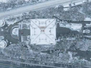 Kar manzaralı Wuhan Sarı Turna Kulesi Parkı