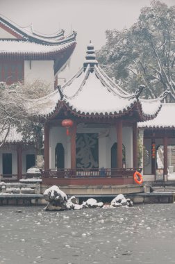 Kar manzaralı Wuhan Sarı Turna Kulesi Parkı