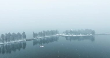 Wuhan Doğu Gölü Sahne Bölgesi 'nin kar manzarası