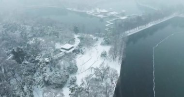 Wuhan Doğu Gölü Sahne Bölgesi 'nin kar manzarası