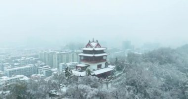 Kar manzaralı Wuhan Sarı Turna Kulesi Parkı