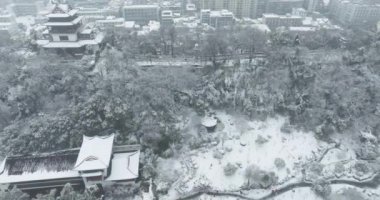 Kar manzaralı Wuhan Sarı Turna Kulesi Parkı