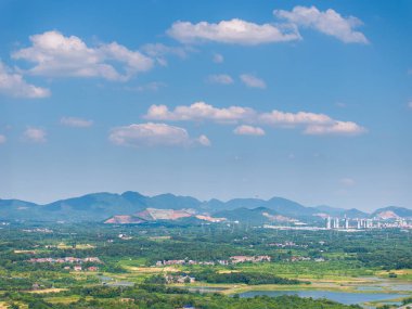 Huangshi, Hubei 'deki Baoan Gölü Wetland Parkı' nın yaz manzarası