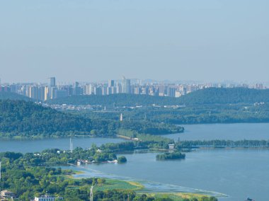 Wuhan Doğu Gölü Sahne Bölgesi Yaz Manzarası