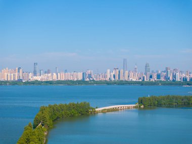 Wuhan Doğu Gölü Sahne Bölgesi Yaz Manzarası