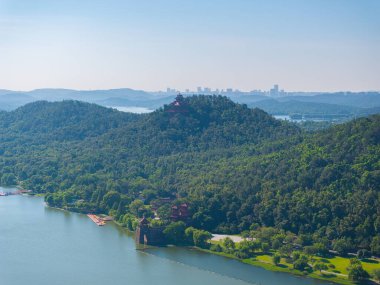 Wuhan Doğu Gölü Sahne Bölgesi Yaz Manzarası
