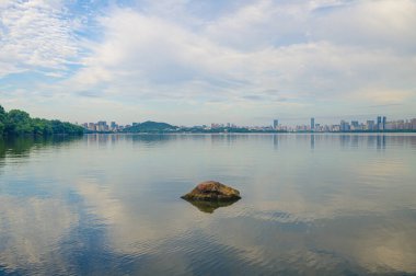 Wuhan Doğu Gölü Sahne Bölgesi Yaz Manzarası